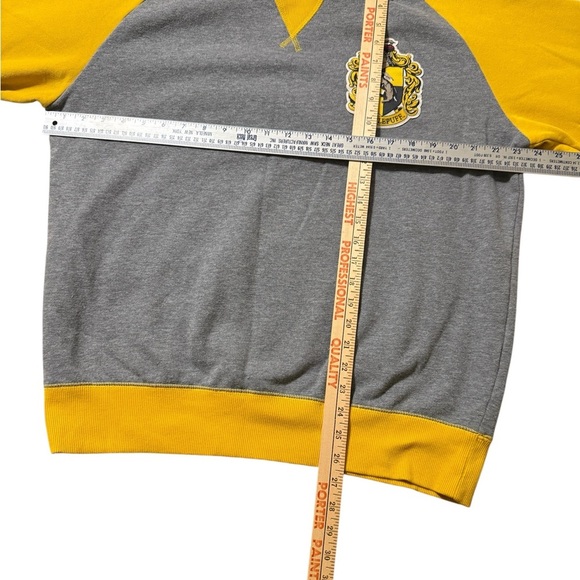 Harry Potter Hufflepuff Sweatshirt Unisex Medium Wizarding World Pullover - Picture 2 of 5